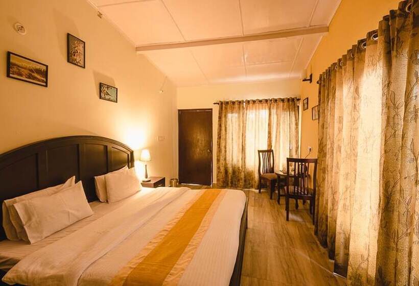 پانسیون The Camphor Tree Pura Stays