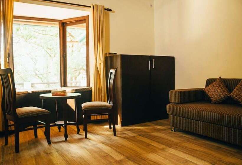 پانسیون The Camphor Tree Pura Stays