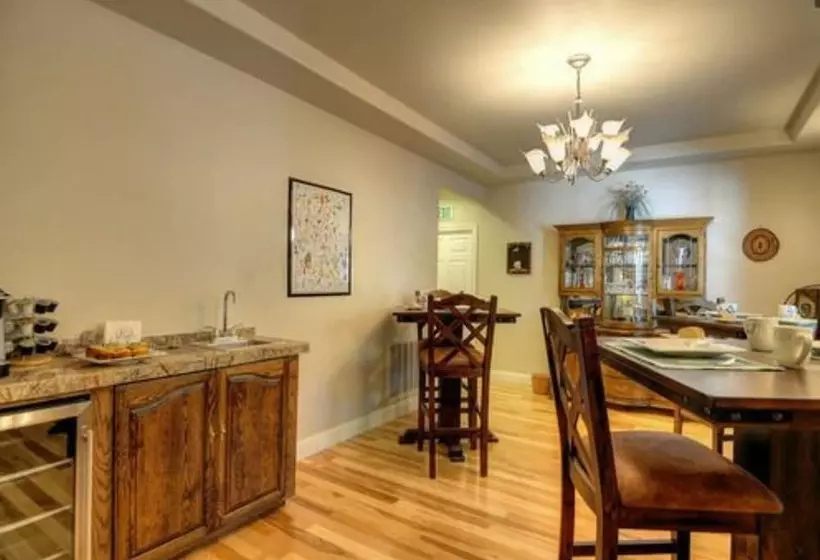 Aamiaismajoitus (B&B) North Canyon Inn