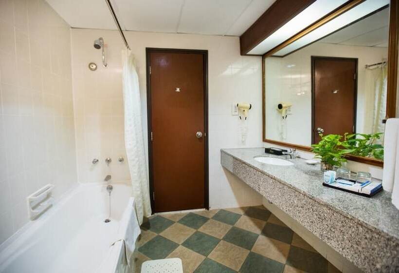 فندق Expat's Nook Beach Resort