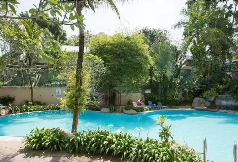 ホテル Expat's Nook Beach Resort