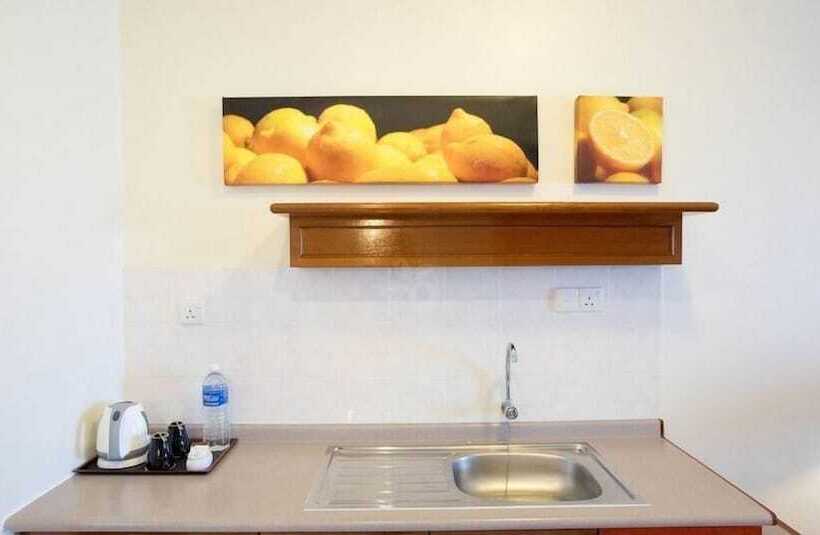 فندق Expat's Nook Beach Resort