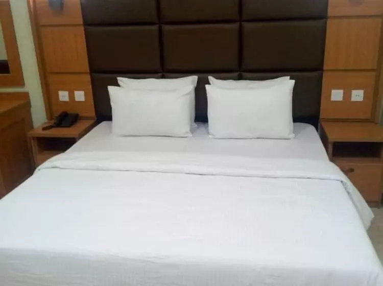 Wintess Garden Hotel And Suites