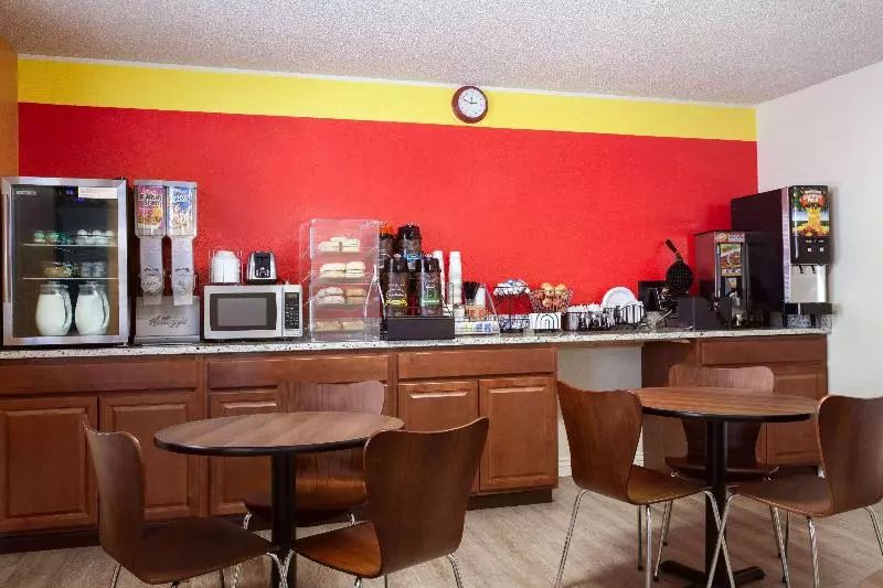 فندق Super 8 By Wyndham Colorado Springs/afa Area