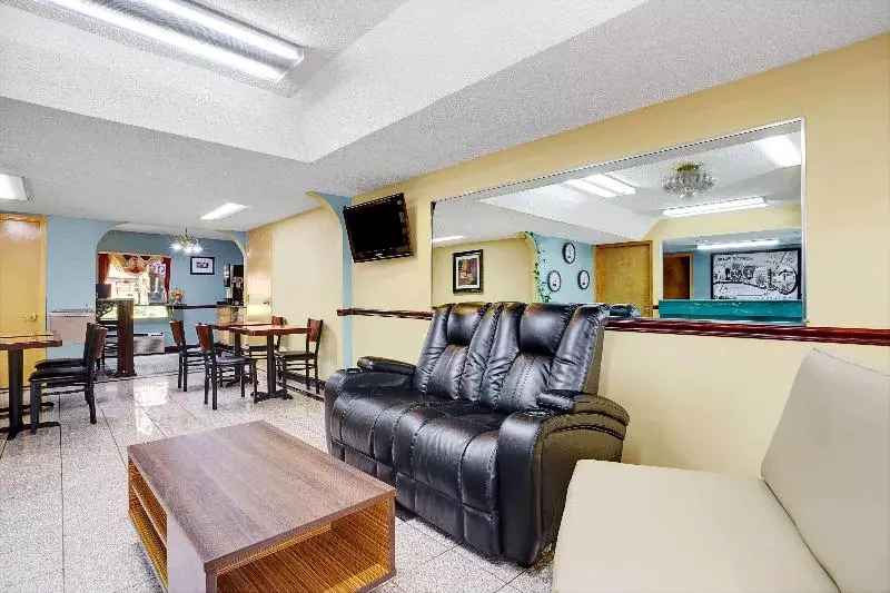 호텔 Super 8 By Wyndham Forest Park