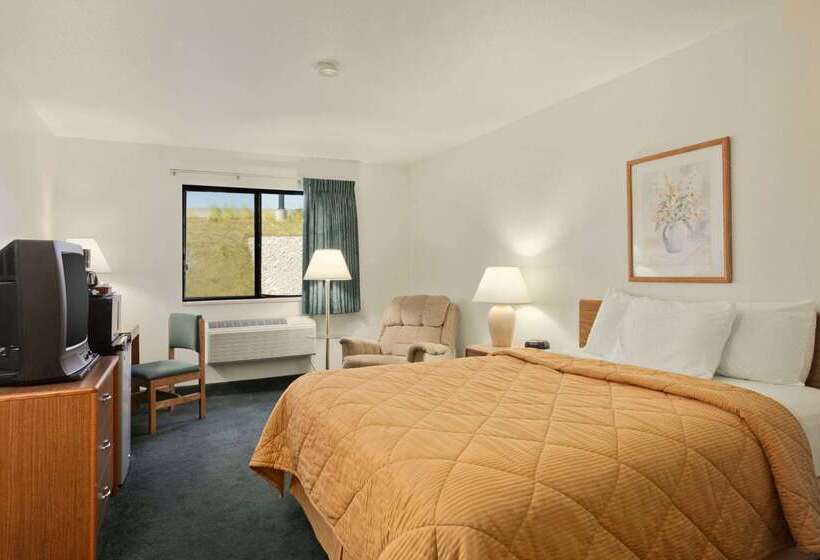 هتل Super 8 By Wyndham Peoria East