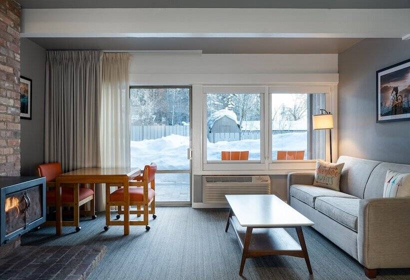 בית מלון כפרי Tamarack Lodge