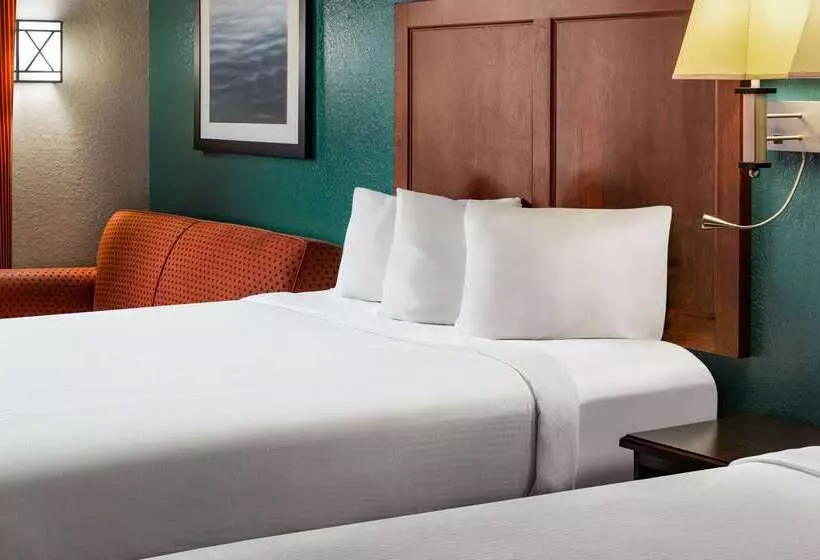 مُتل Baymont By Wyndham Cedar Rapids