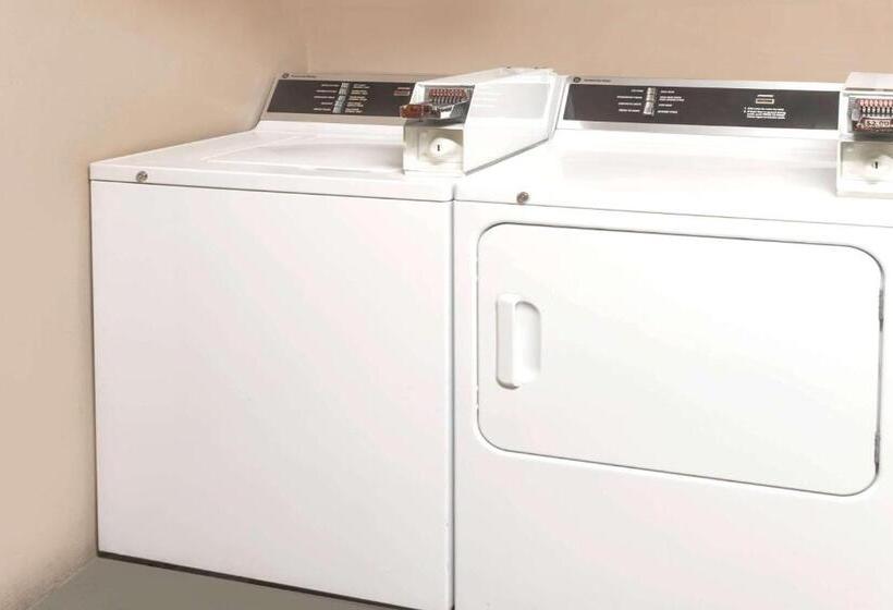 فندق على الطريق Redfinn Inn