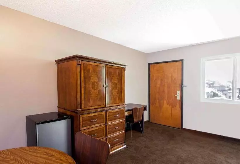 Motel Super 8 By Wyndham Canoga Park