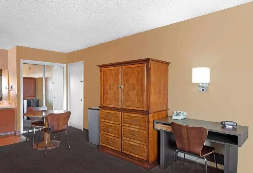 Motel Super 8 By Wyndham Canoga Park