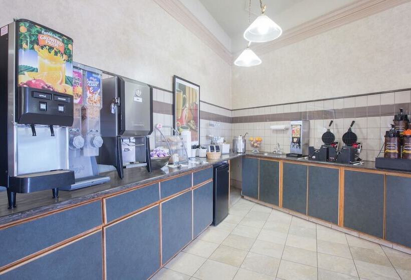 مُتل Super 8 By Wyndham Casper West By The River