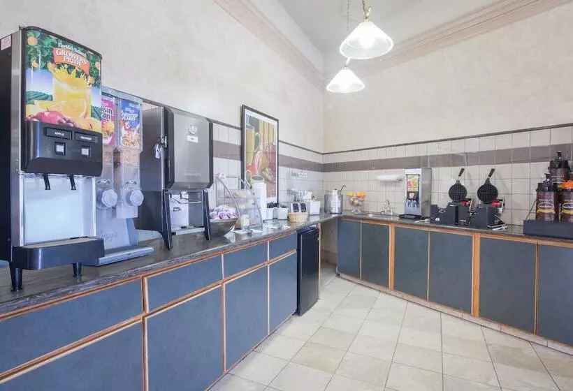 Мотель Super 8 By Wyndham Casper West By The River