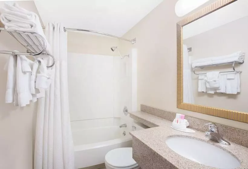 Мотель Super 8 By Wyndham Casper West By The River