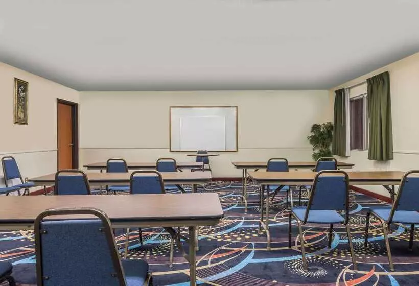 Мотель Super 8 By Wyndham Denton