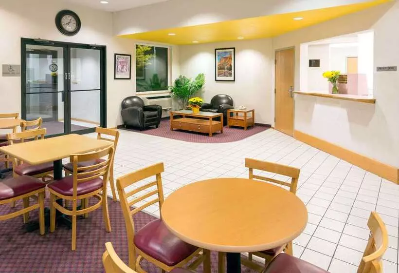 مُتل Super 8 By Wyndham Redmond