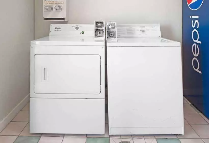 モーテル Super 8 By Wyndham Windsor/madison North