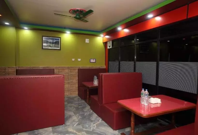 هتل Aastha By Oyo Rooms