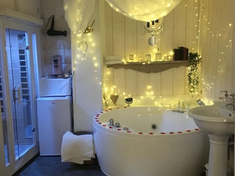 L Escapade Aixoise Sauna Balneo Jacuzzi Petit Dejeuner Boissons Netflix Centre Historique