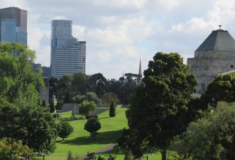 Readyset Apartments On Emerald