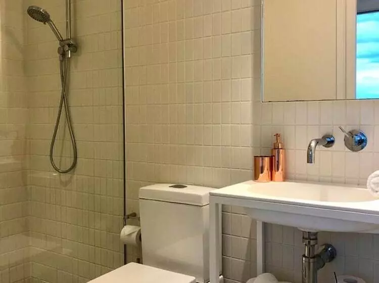 Readyset Apartments On Emerald