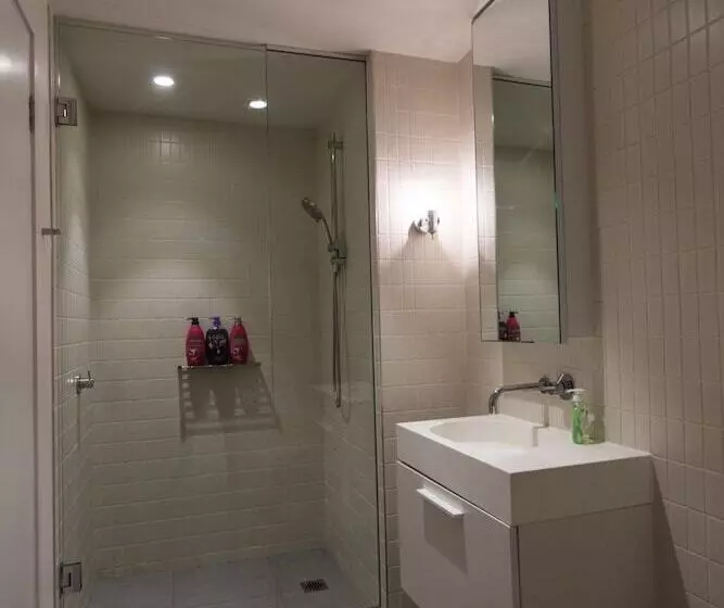 Readyset Apartments On Emerald
