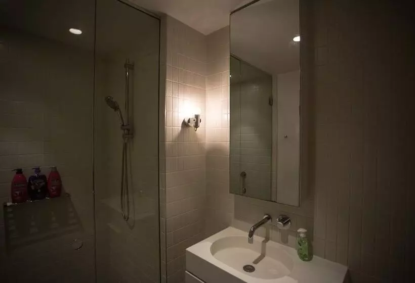 Readyset Apartments On Emerald
