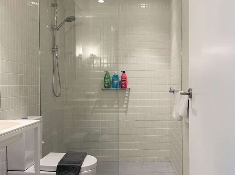 Readyset Apartments On Emerald