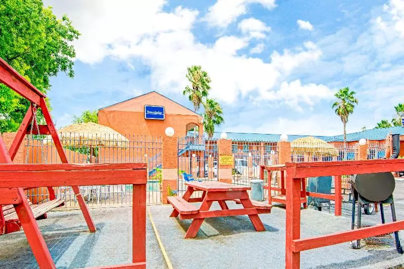 酒店 Econo Lodge Inn & Suites Near Lackland Afb