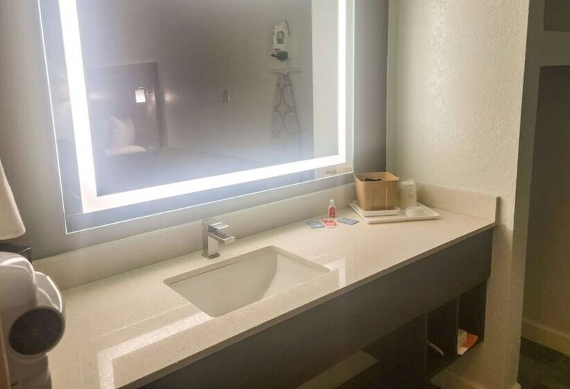 هتل Econo Lodge Inn & Suites Near Lackland Afb