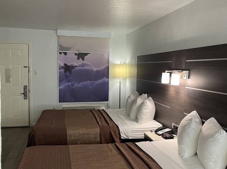 هتل Econo Lodge Inn & Suites Near Lackland Afb