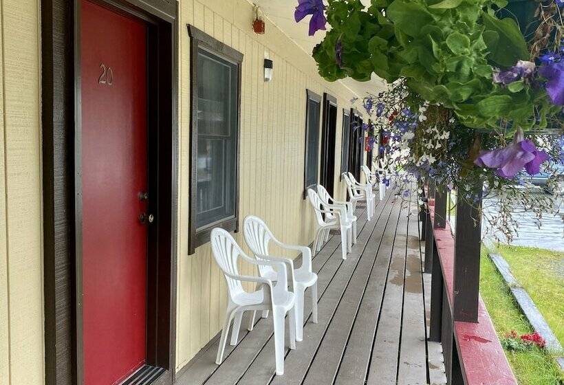 בית מלון כפרי Trail Lake Lodge