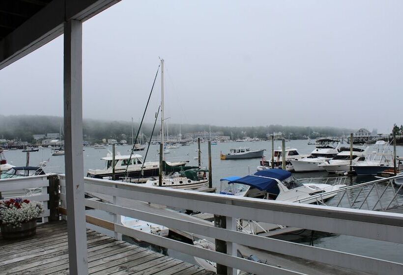 فندق Tugboat Inn