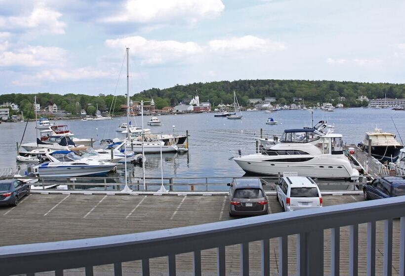 فندق Tugboat Inn