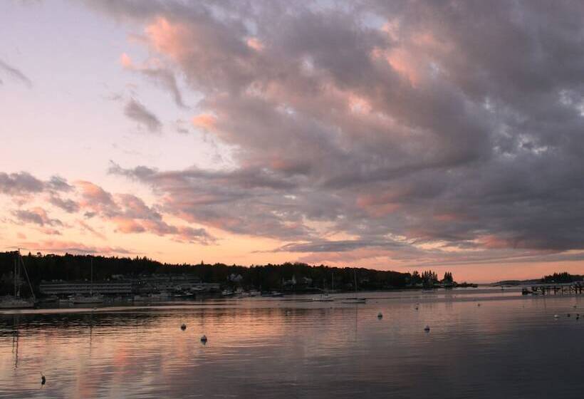 فندق Tugboat Inn