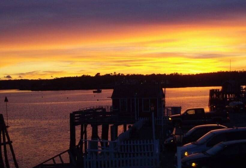 فندق Tugboat Inn