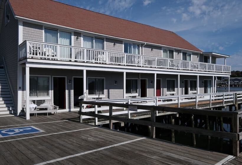 فندق Tugboat Inn