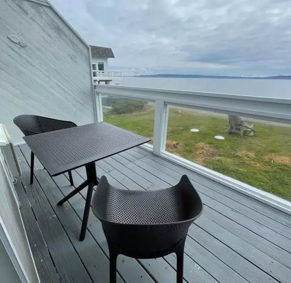 מוטל Tides Inn & Suites