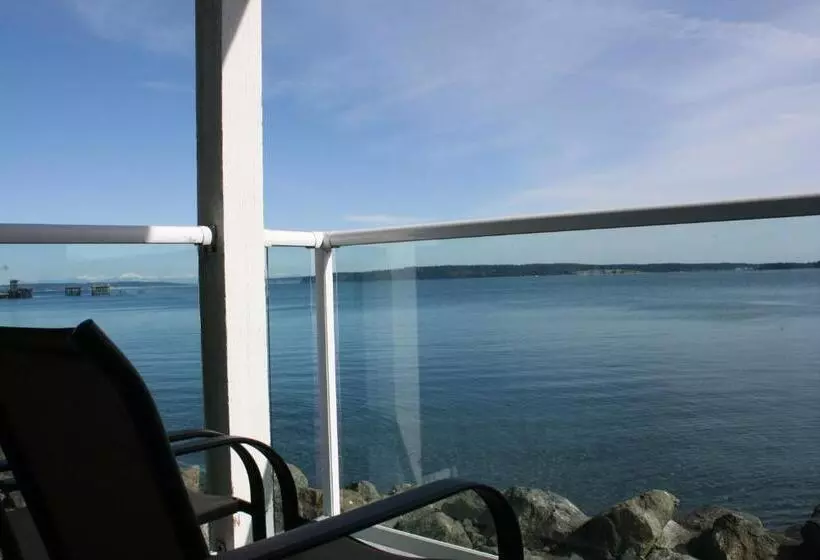 מוטל Tides Inn & Suites