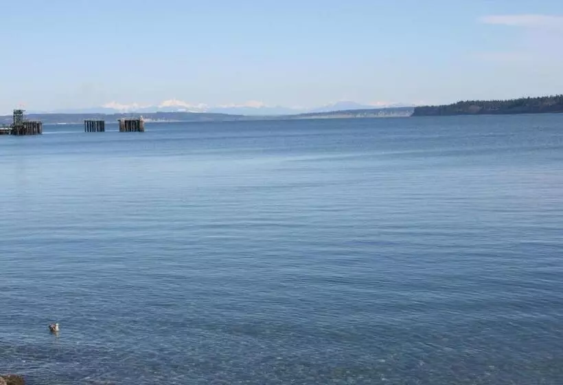 מוטל Tides Inn & Suites