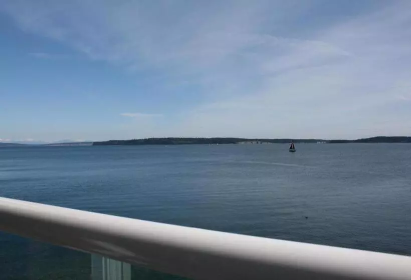 מוטל Tides Inn & Suites