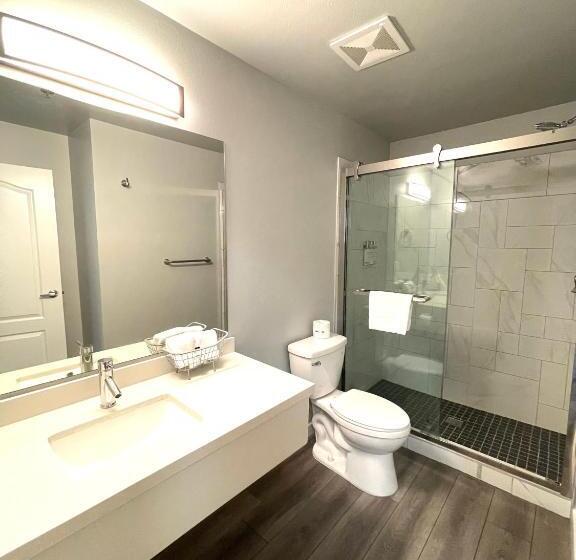 فندق على الطريق Tides Inn & Suites