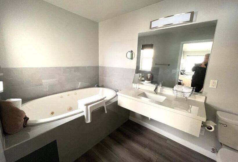 فندق على الطريق Tides Inn & Suites