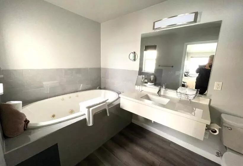 מוטל Tides Inn & Suites