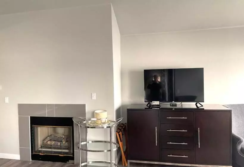 מוטל Tides Inn & Suites