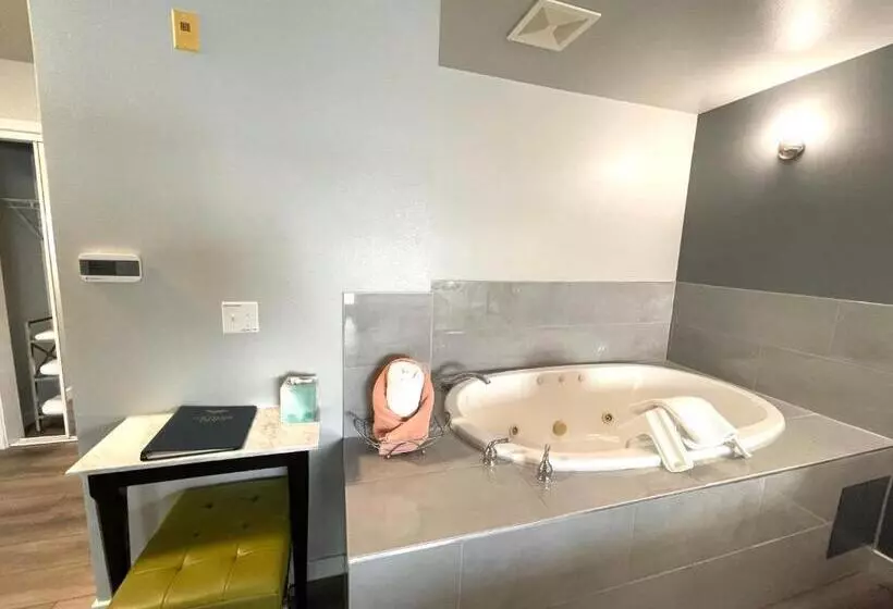 מוטל Tides Inn & Suites