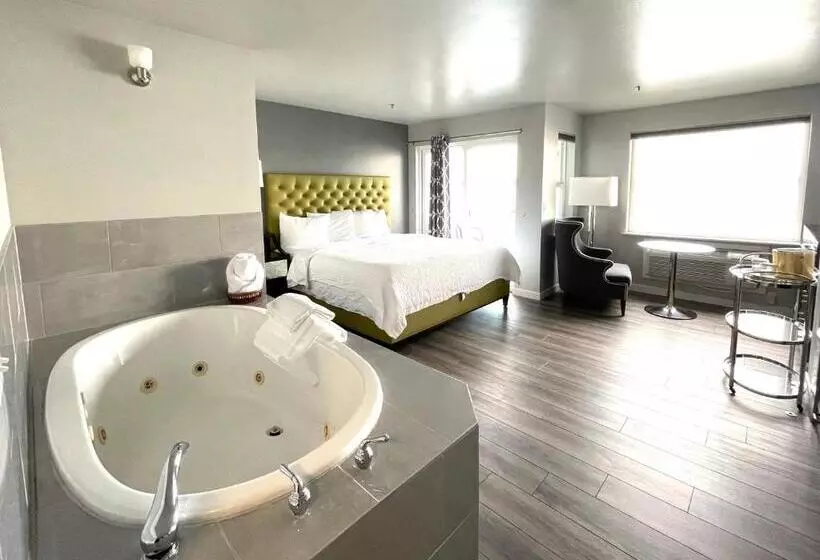 מוטל Tides Inn & Suites