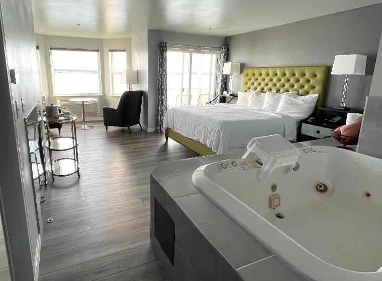 فندق على الطريق Tides Inn & Suites