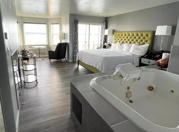 מוטל Tides Inn & Suites