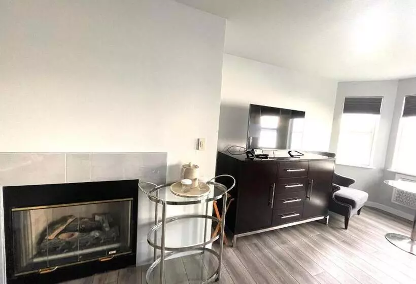 מוטל Tides Inn & Suites